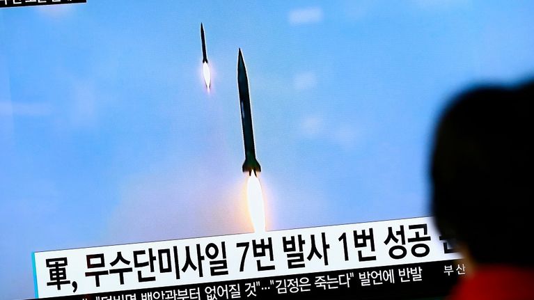 Etelä-Korean televisiosta näytetään Pohjois-Korean ohjuskoetta lokakuussa 2016.