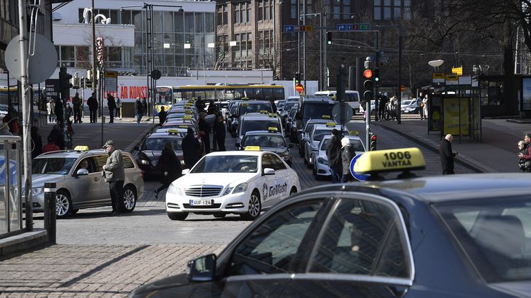Takseja Asema-aukiolla Helsingissä 18. huhtikuuta. 
