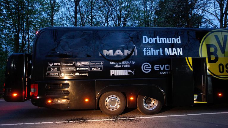 Borussia Dortmundin vaurioitunut bussi