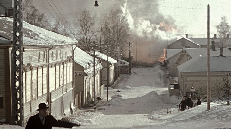 Savonlinna 29.2.1940. Palopommi osuu puutaloon Koulukatu 15:ssa. 