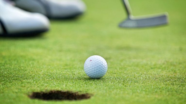 golf pallo ja reikä