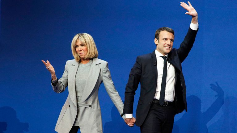 Emmanuel Macron juhli 1. kierroksen voittoa puolisonsa Brigitte Trogneux'n kanssa Pariisissa 23. huhtikuuta. 