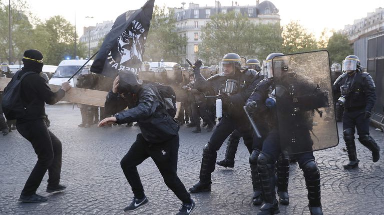 Antifasistit ja poliisi ottivat yhteen mielenosoituksessa Pariisissa sunnuntaina.