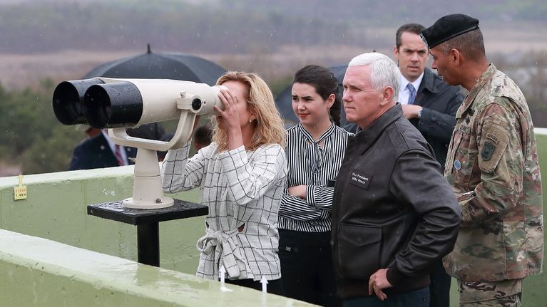 USA:n varapresidentti presidentti Mike Pence perheineen Koreoiden rajalla huhtikuussa 2017.
