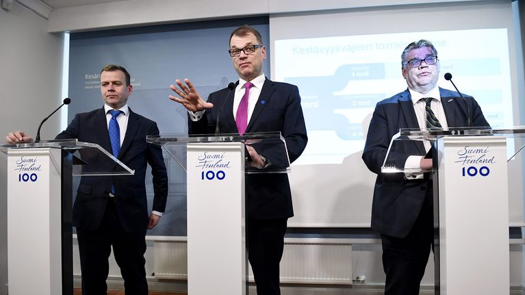 Valtiovarainministeri Petteri Orpo, pääministeri Juha Sipilä ja ulkoministeri Timo Soini hallituksen puoliväliriihen tiedotustilaisuudessa Kesärannassa Helsingissä 24. huhtikuuta 2017.