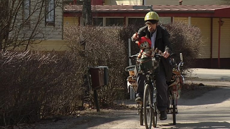 Jouni Jalarvon polkupyörän kyydissä kulkevat kaikki lavasteet ja uskollinen Viiru-kissa.
