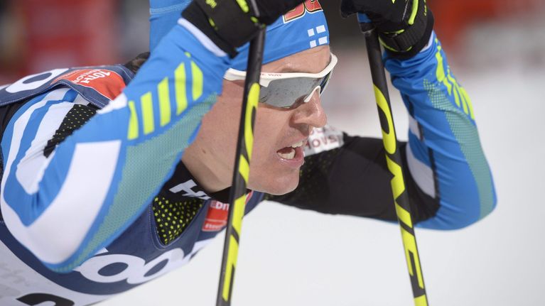Sami Jauhojärvi puuskuttaa maalissa