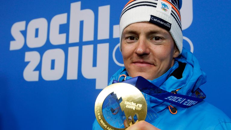 Sami Jauhojärvi esittelee Sotshin olympiakultamitaliaan