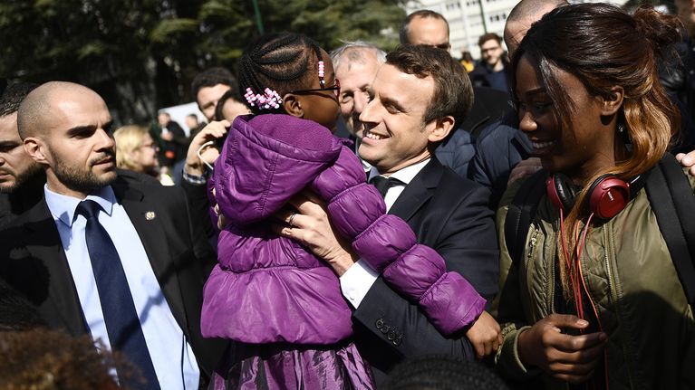 Emmanuel Macron lapsi sylissään kampanjatilaisuudessa