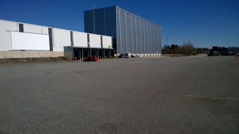 Drive-in-teatteri toimii Hartwallin vanhalla teollisuusalueella Kaarinan Piispanristillä.