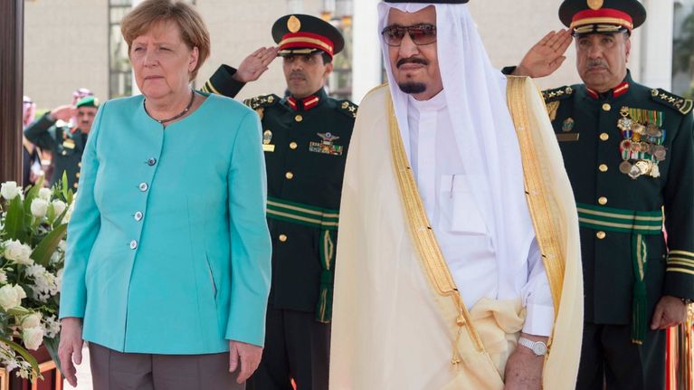 Saksan liittokansleri Angela Merkel tapasi Saudi-Arabian kuninkaan Salman bin Abdul Aziz al-Saudin Jeddassa Saudi-Arabiassa 30. huhtikuuta 2017. 