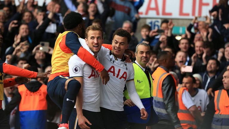 Harry Kane ja Dele Alli juhlivat.