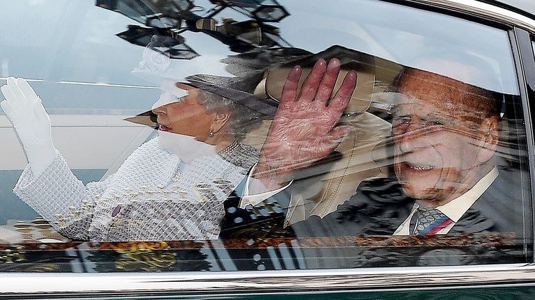 Prinssi Philip tervehtii autosta kuningatar Elisabet vieressään.