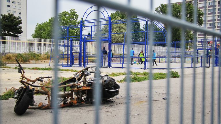 Skootteri aidan takana. Marseillen pohjoisosassa sijaitsevassa Bousselinen lähiössä kärsitään työttömyydestä. 