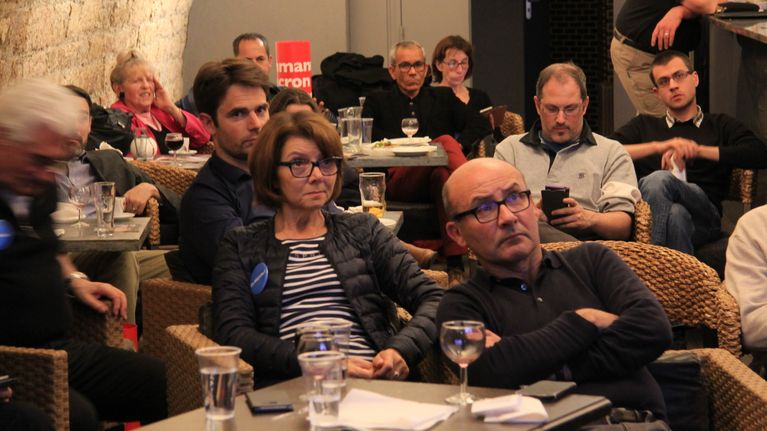 Emmanuel Macronin tukijat seurasivat Macronin ja Le Penin vaalikeskustelua Caluire-et-Cuiren kaupunginosassa Lyonin liepeillä.