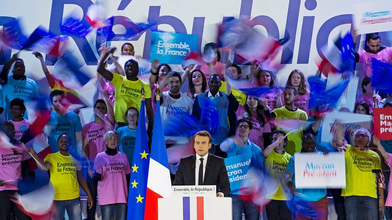 Macron kampanjatilaisuudessa.