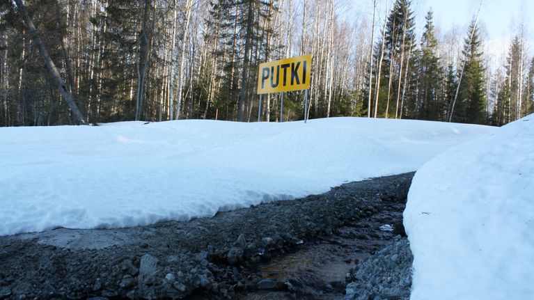 Terrafamen purkuputkea Nuasjärven rannalla.