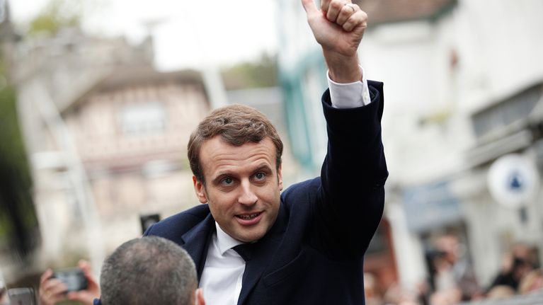 Emmanuel Macron peukalo pystyssä.