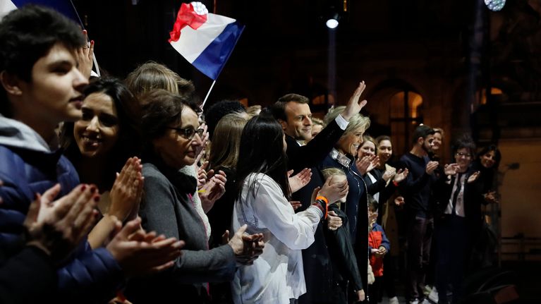 Macron ja lukuisia kannattajia puhujalavalla.