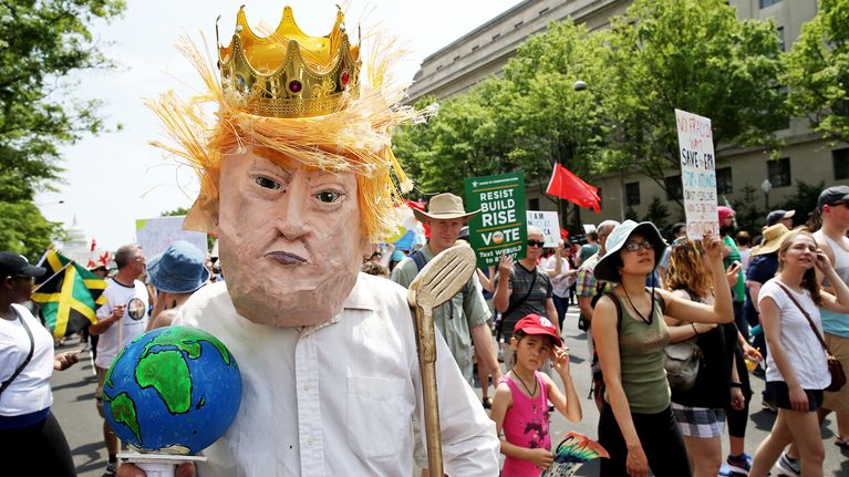 Trump-hahmo mielenosoituksessa.