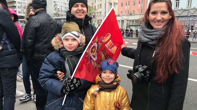 Moskovalainen Kira perheineen on tullut katsomaan sotilasparaatia Moskovan ydinkeskustaan.