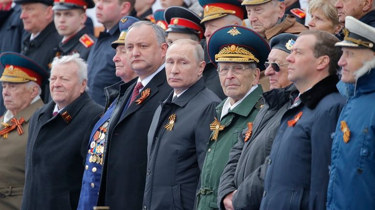 putin ja muita rivissä.