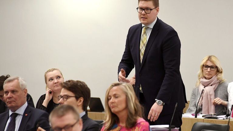 Antti Lindtman puhuu eduskunnassa