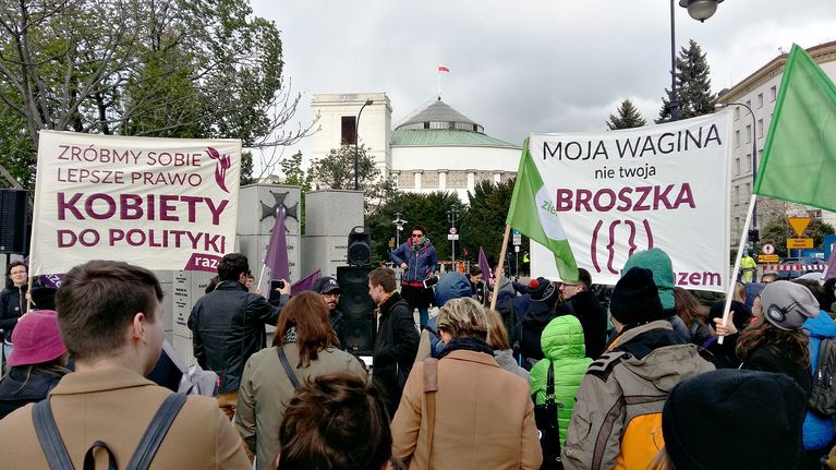 Aborttioikeutta puolustava mielenosoitus Varsovassa.