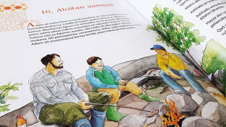 Salam -islamin polku esittelee islamia Fatiman, Adamin ja muiden suomalaismuslimien elämän kautta. Kuvaston keskittäminen Suomeen islaminuskoisten maiden sijaan oli luonteva valinta, sillä "eksoottisin paikka missä oppilaat ovat käyneet, voi olla Tallinna tai Tukholma", sanoo kirjasarjaa tehnyt opettaja Suaad Onniselkä. 