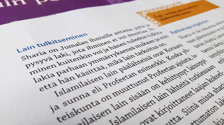 Islamilaista šarialakia esitellään Salam -islamin tie -oppikirjasarjan viidennelle ja kuudennelle luokalle tarkoitetussa kirjassa. Islaminuskoisten maiden yksityiskohtaiseen laintulkinnan erittelyyn kirja ei uppoudu. 