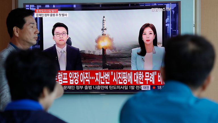 Etelä-Korean televisiosta näytetään Pohjois-Korean ohjuskoetta 14. toukokuuta.
