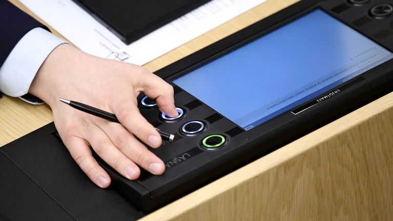 Kansanedustaja äänestää ei eduskunnan täysistunnossa.
