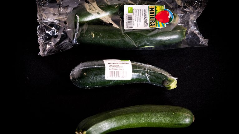 Tavallinen espanjalainen kesäkurpitsa on myynnissä irtotavarana useimmissa kaupoissa. Luomukesäkurpitsa on joko yksittäispakattuna muoviin tai kahden kappaleen isossa muovipakkauksessa.