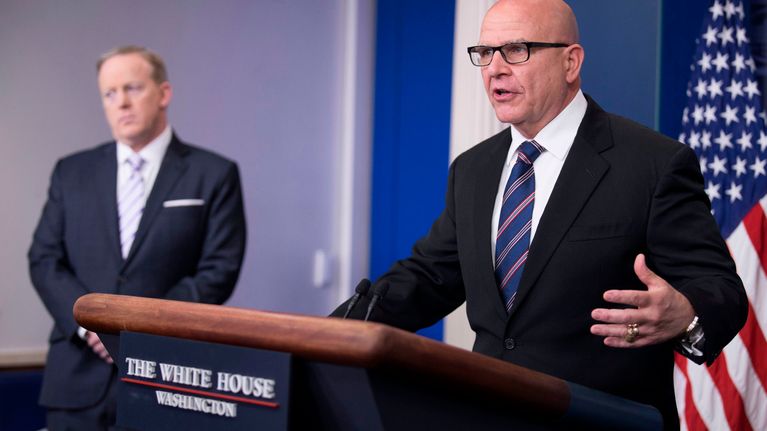 Trumpin turvallisuusneuvonantaja Herbert Raymond McMaster (oikealla) ja lehdistöpäällikkö Sean Spicer ovat joutuneet selittämään tulevaa matkaa perinpohjaisesti yhdysvaltalaiselle medialle.