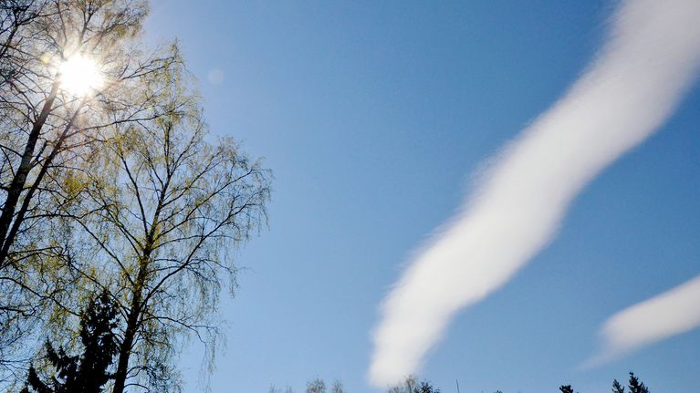 aurinko paistaa taivaalla