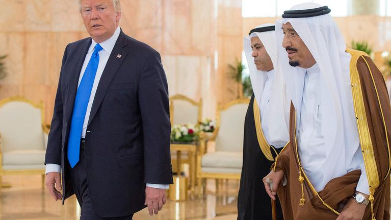 Donald Trump ja Saudi-Arabian kuningas Salman (oikealla) Riadissa. 
