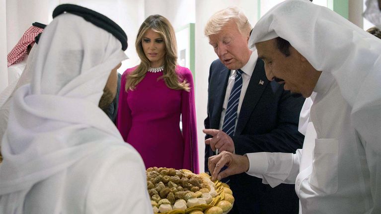 Donald ja Melania Trump kuningas Salmanin (oikealla) järjestämällä vastaanotolla Riadissa. 
