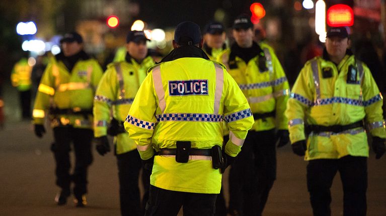 Poliiseja Manchester Arenan edustalla.