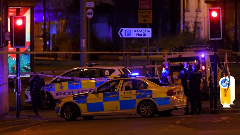 Poliiseja Manchester Arenan edustalla.