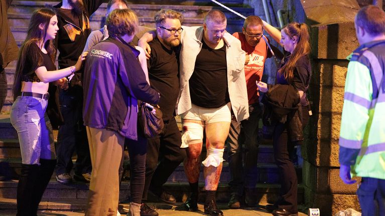 Ihmisiä postumassa Manchester Arena -hallista tiistaina.
