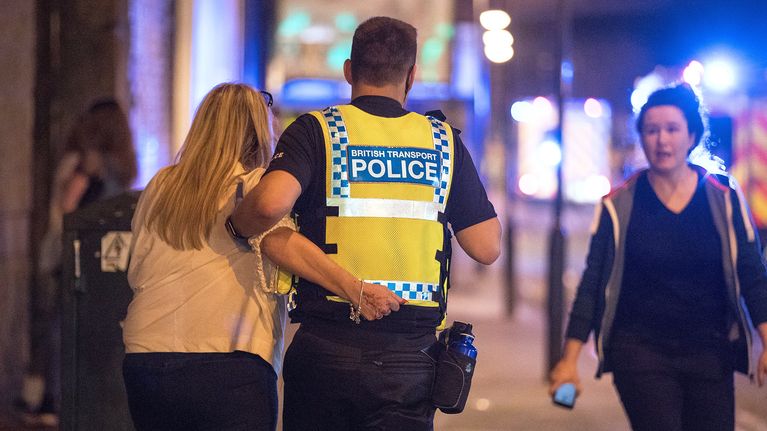 poliisi taluttaa naista
