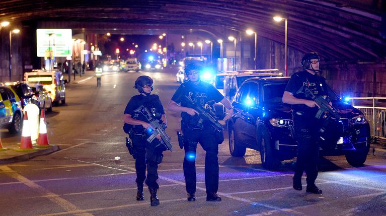 Poliiseja partioimassa räjähdyksen jälkeen  Manchester Arenan lähellä maanantai-iltana.
