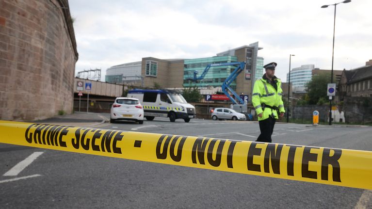 Poliisin eristämä alue Manchester Arenan lähellä tiistaiaamuna.