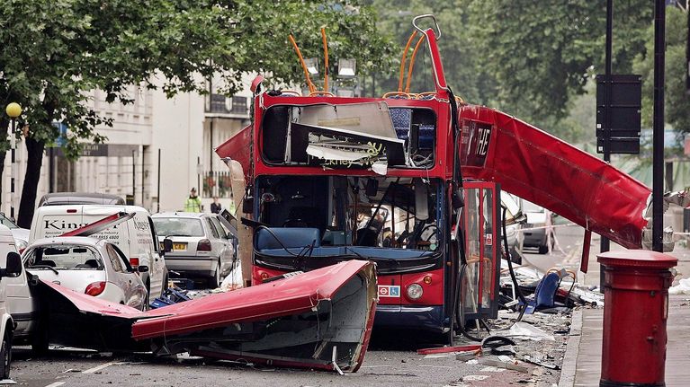 Terroristien räjäyttämä bussi Lontoossa heinäkuussa 2005.