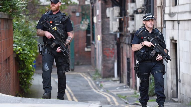 Aseistettut poliisit partioivat Manchesterissa 23. toukokuuta. 