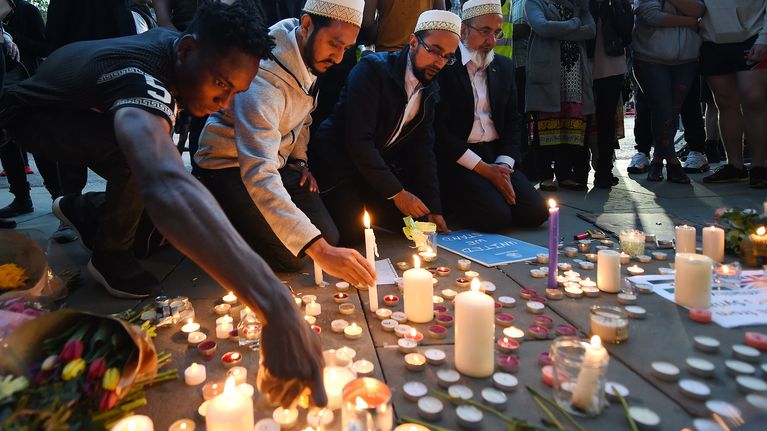 Ihmiset muistivat itsemurhaiskun uhreja Manchesterissa Britanniassa tiistaina 23. toukokuuta 2017.