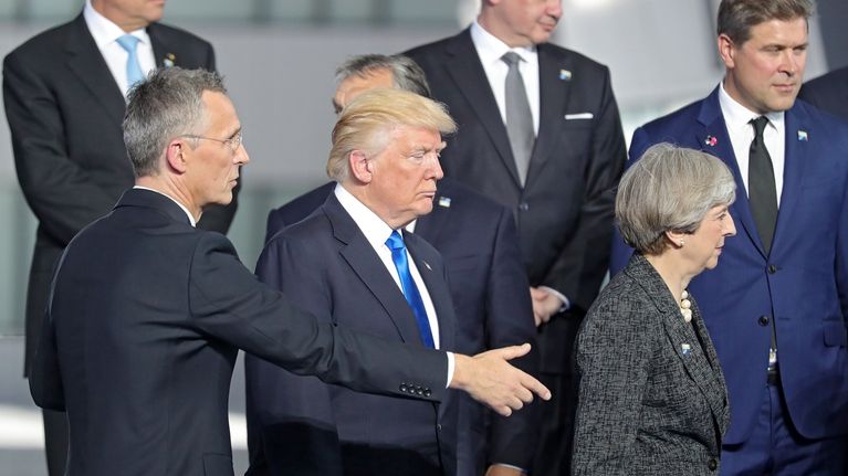Stoltenberg ohjaa Turmpia, joka katsoo totisena maahan. 