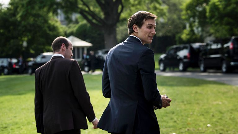 Yhdysvaltain presidentti Donald Trumpin vävy, presidentin neuvonantaja Jared Kushner kuvattuna Valkoisen talon edustalla 24. huhtikuuta. 