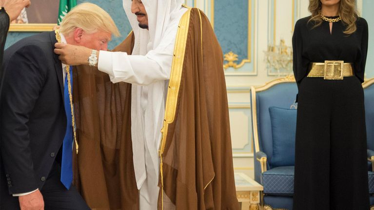 Presidentti Trump saa kunniamerkin Saudi-Arabian kuningas Salmanilta.