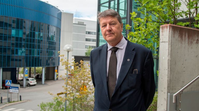 Pirkanmaan sairaanhoitopiirin johtajaylilääkäri Kari-Matti Hiltunen